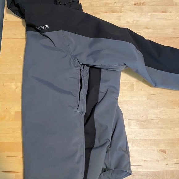 Descente ski jacket - medium - excellent condition - Picture 8 of 12